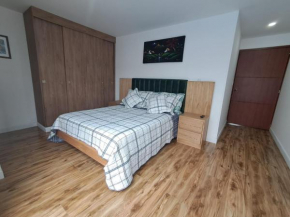Quédate con Fabian, habitación amplia, con baño privado cerca al aeropuerto y conecta